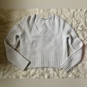 Vince light blue 100% cashmere v-neck sweater in excellent condition, size Small